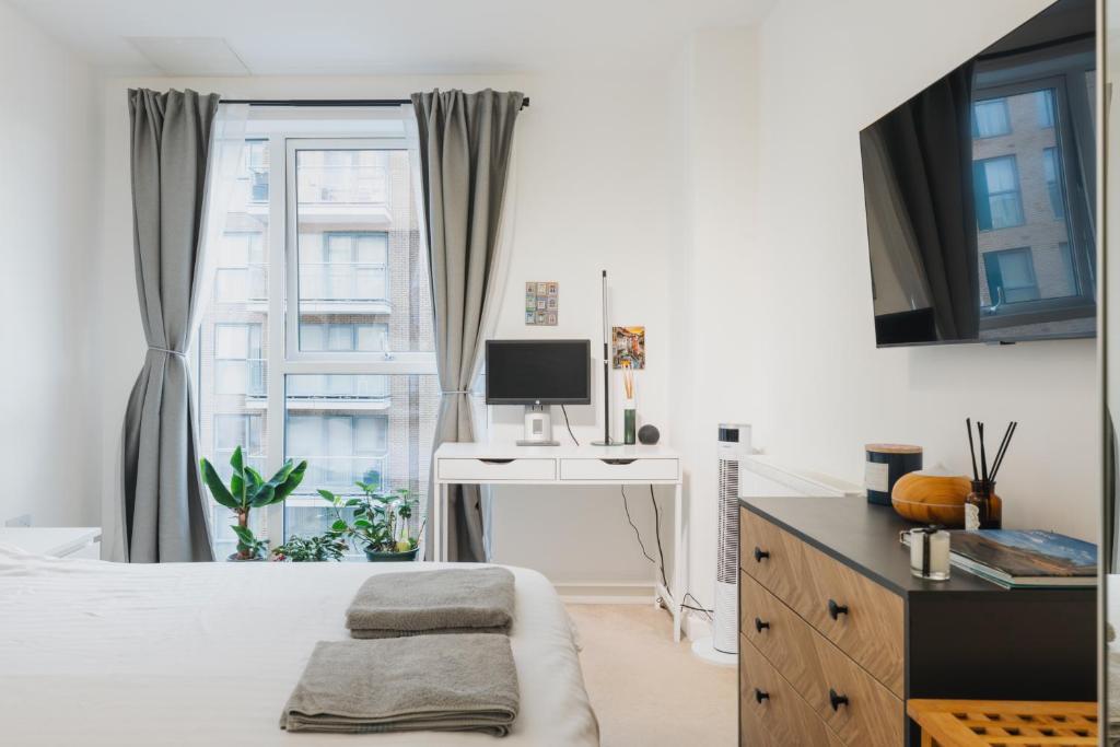 TV a/nebo společenská místnost v ubytování Brixton Village Flat- Private En-suite double bedroom