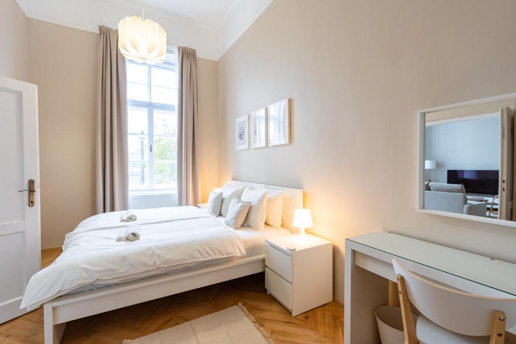 A bed or beds in a room at Danube Waterfront View at Chain Bridge