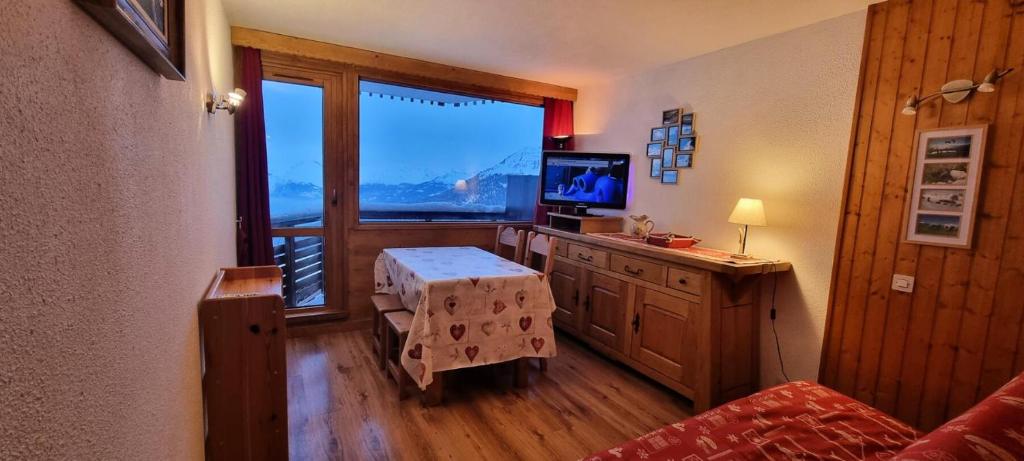 Cette chambre dispose d'un bureau, d'une télévision et d'une fenêtre. dans l'établissement Résidence Chamois - Studio pour 4 Personnes 154, à La Plagne Tarentaise