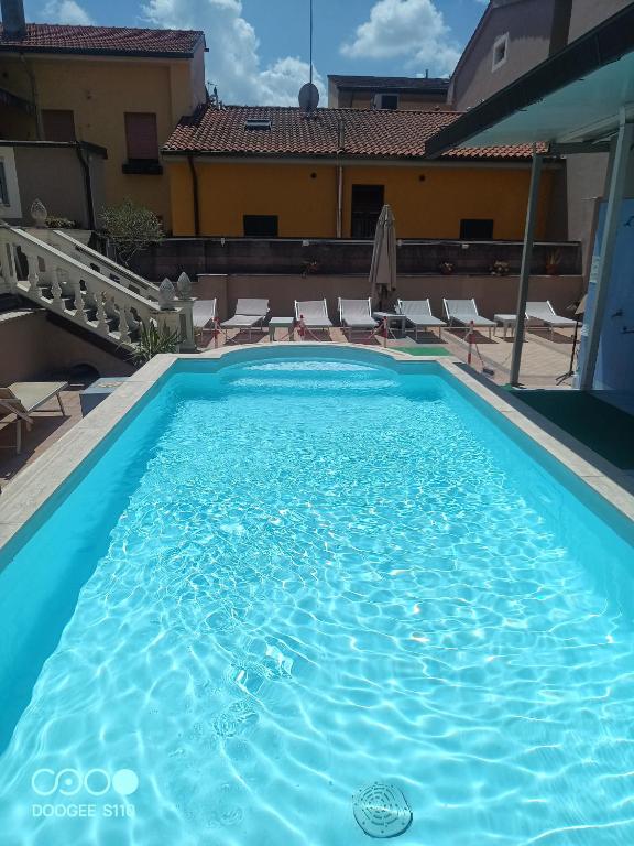 Bazén v ubytování Hotel Innocenti nebo v jeho okolí