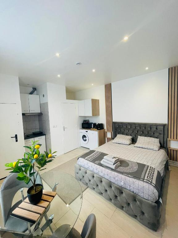 une chambre avec un lit et une table en verre dans l'établissement Le rafale Proche aeroport et Parc Exposition, au Bourget