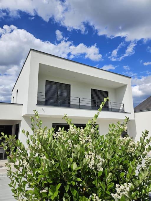 un bâtiment blanc avec un balcon au-dessus dans l'établissement Villa de l'Elbe proche Europapark en Alsace, à Marckolsheim