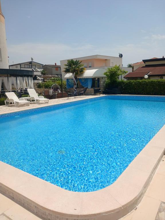 Bazén v ubytování Hotel Denis nebo v jeho okolí
