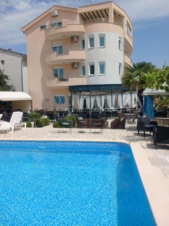 Bazén v ubytování Hotel Denis nebo v jeho okolí