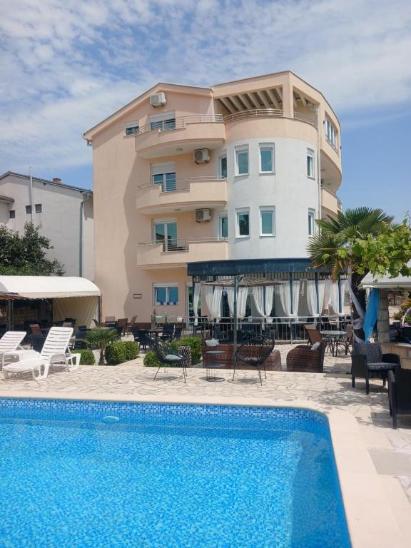 Bazén v ubytování Hotel Denis nebo v jeho okolí