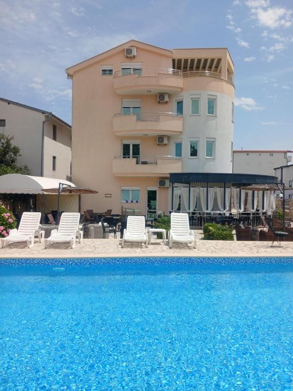 Bazén v ubytování Hotel Denis nebo v jeho okolí