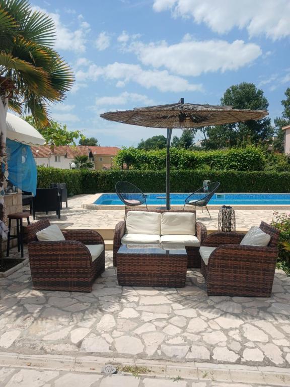Bazén v ubytování Hotel Denis nebo v jeho okolí