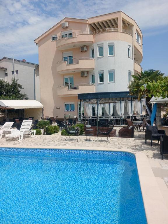 Bazén v ubytování Hotel Denis nebo v jeho okolí