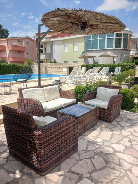 Bazén v ubytování Hotel Denis nebo v jeho okolí
