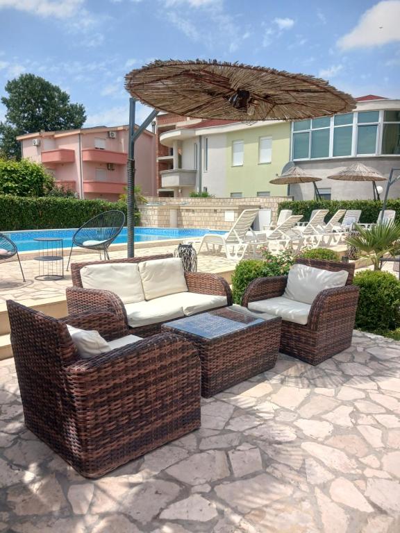 Bazén v ubytování Hotel Denis nebo v jeho okolí