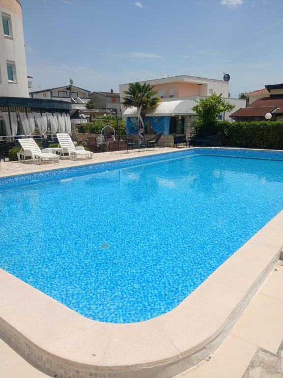 Bazén v ubytování Hotel Denis nebo v jeho okolí
