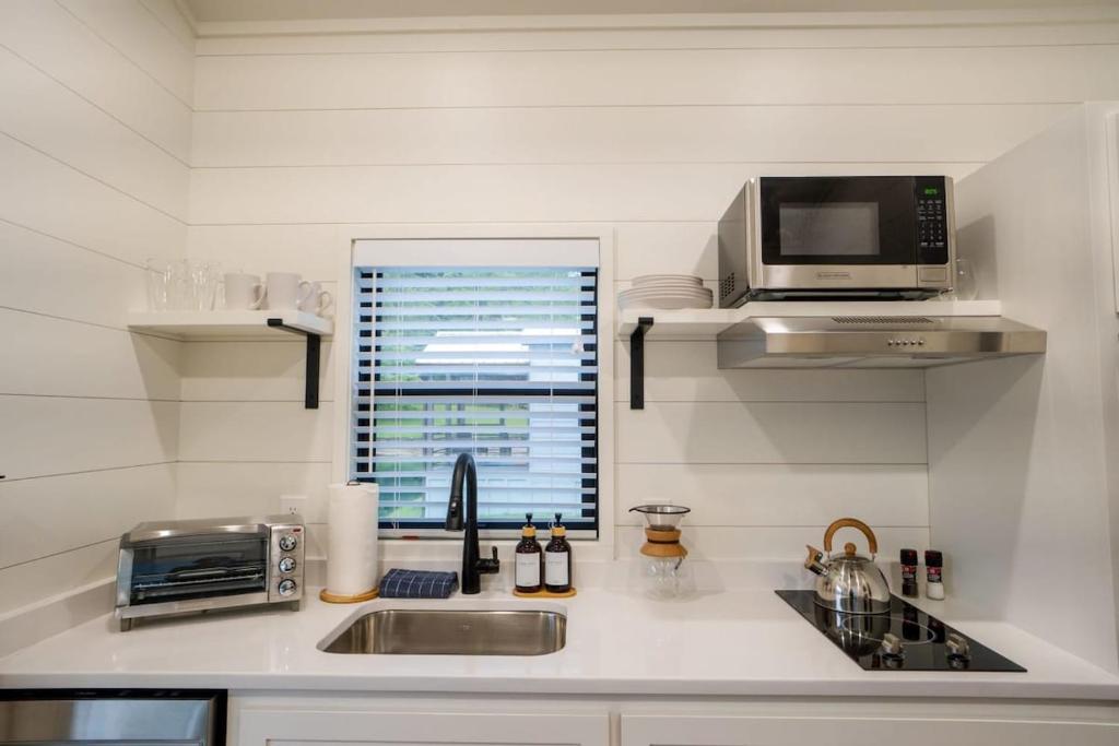 Dapur atau dapur kecil di Creekside Modern Tiny Home - Firepit - Racoon Cabin