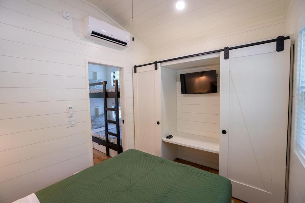 Ein Bett oder Betten in einem Zimmer der Unterkunft Creekside Modern Tiny Home - Firepit - Racoon Cabin
