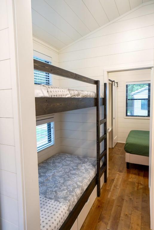 Ein Bett oder Betten in einem Zimmer der Unterkunft Creekside Modern Tiny Home - Firepit - Racoon Cabin