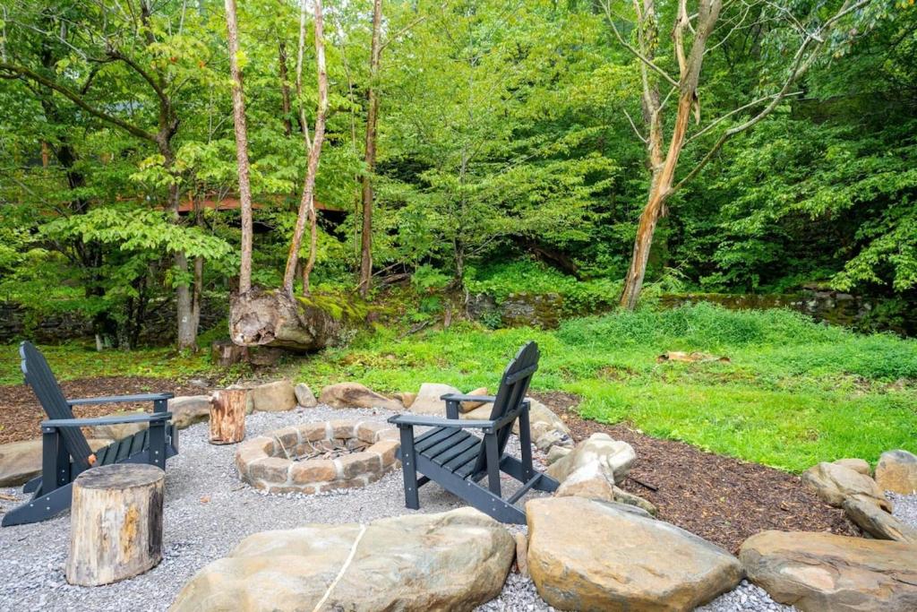 Ein Garten an der Unterkunft Creekside Modern Tiny Home - Firepit - Racoon Cabin