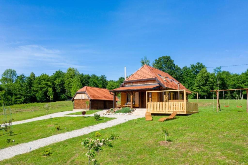 Vonkajšia záhrada v ubytovaní Chalet Markoci With Hot Tub - Happy Rentals