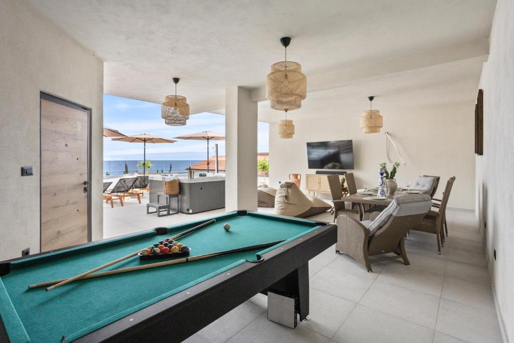 Televízia a/alebo spoločenská miestnosť v ubytovaní Luxury Penthouse Duce