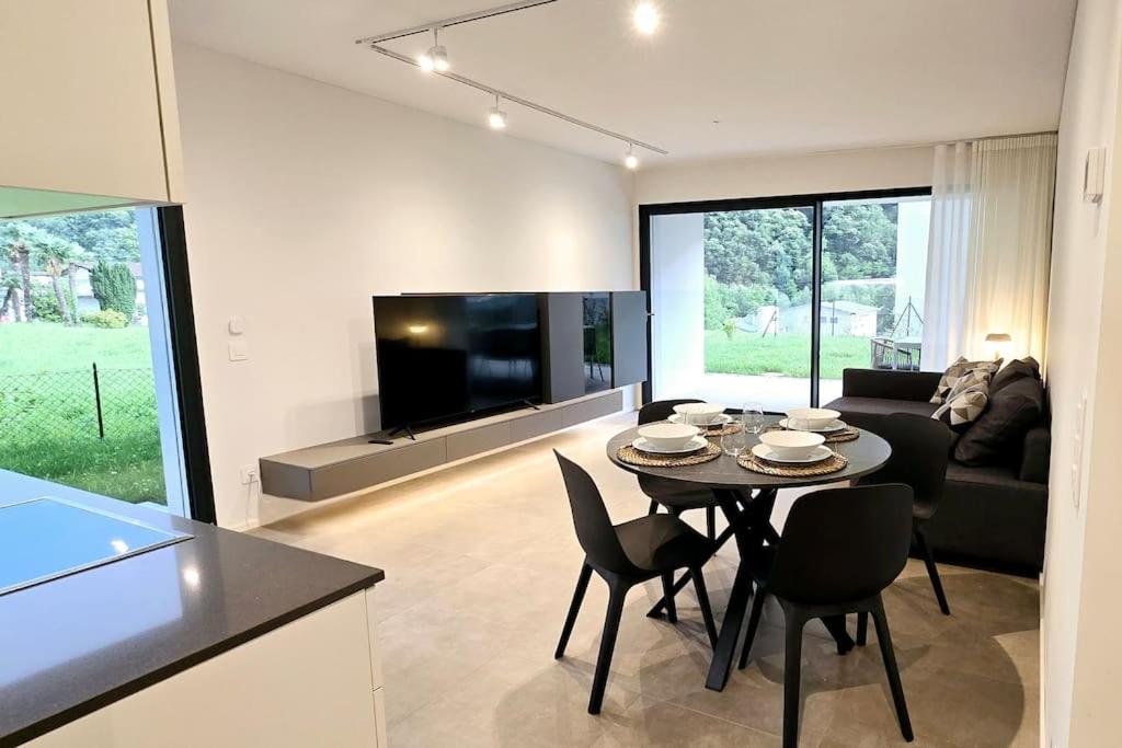 TV a/nebo společenská místnost v ubytování Charming apartment with garden & parking