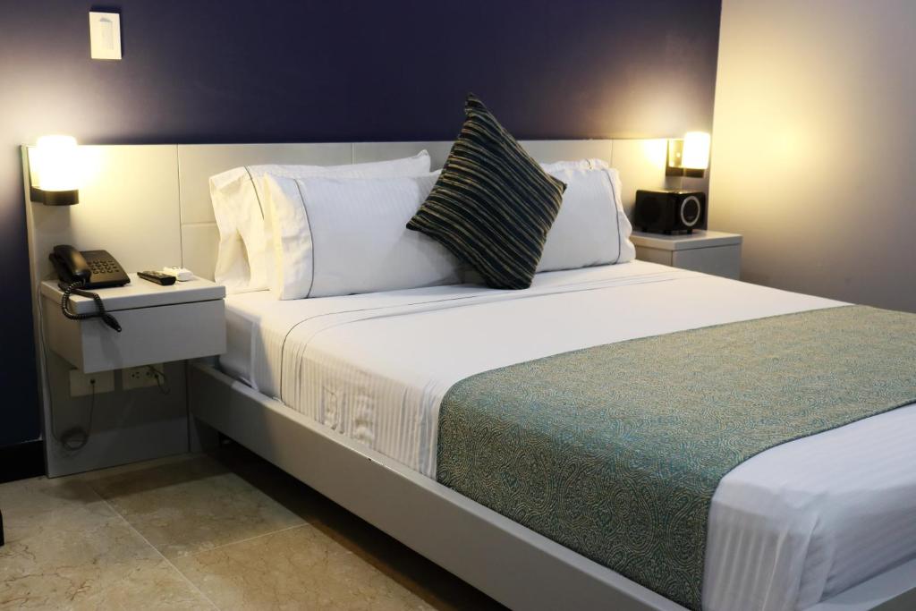 Postel nebo postele na pokoji v ubytování Hotel Lleras 10