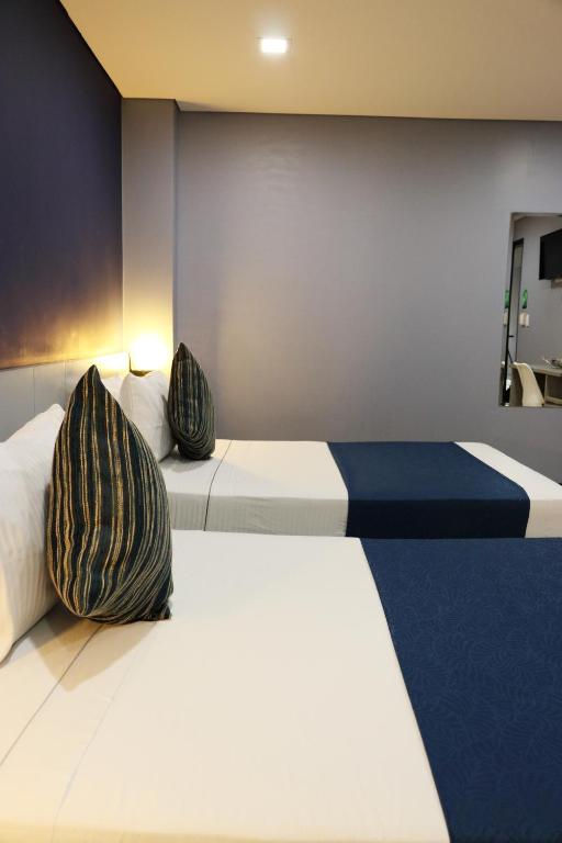 Postel nebo postele na pokoji v ubytování Hotel Lleras 10