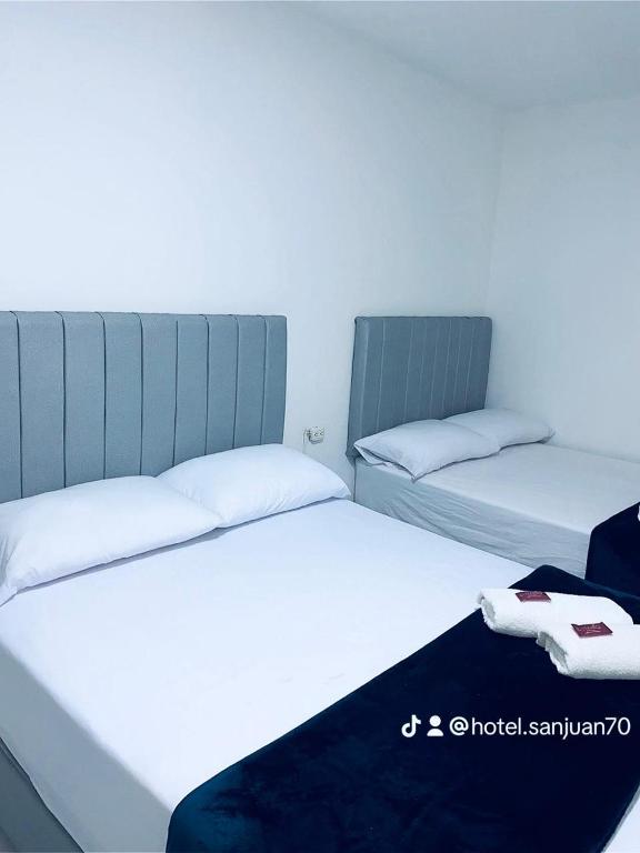 Postel nebo postele na pokoji v ubytování Hotel San Juan 70 Express Medellin