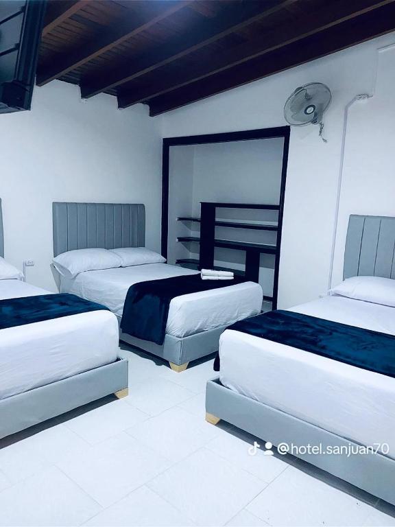 Postel nebo postele na pokoji v ubytování Hotel San Juan 70 Express Medellin