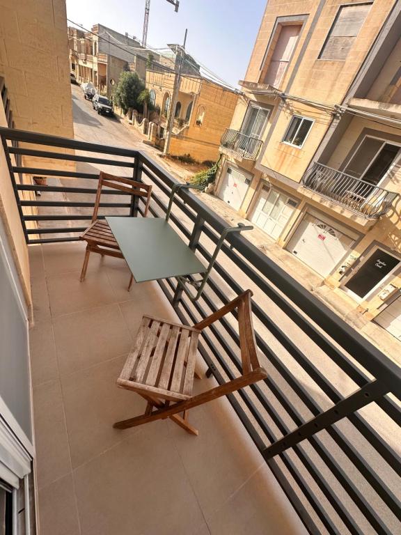 Rõdu või terrass majutusasutuses Cliff Side Apartment