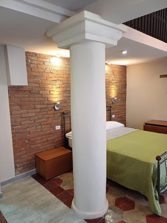 A bed or beds in a room at La Fortezza di Gavi -