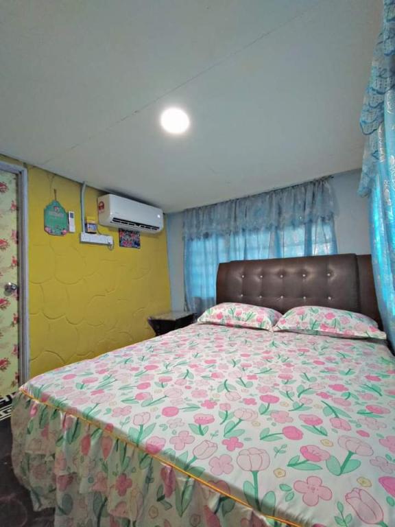 Postel nebo postele na pokoji v ubytování Kubang Sepat HomeStay