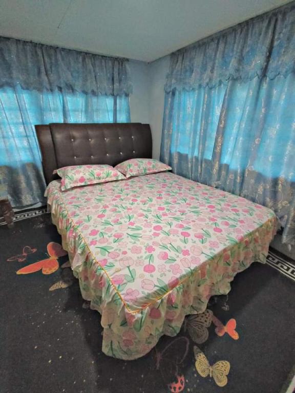 Postel nebo postele na pokoji v ubytování Kubang Sepat HomeStay
