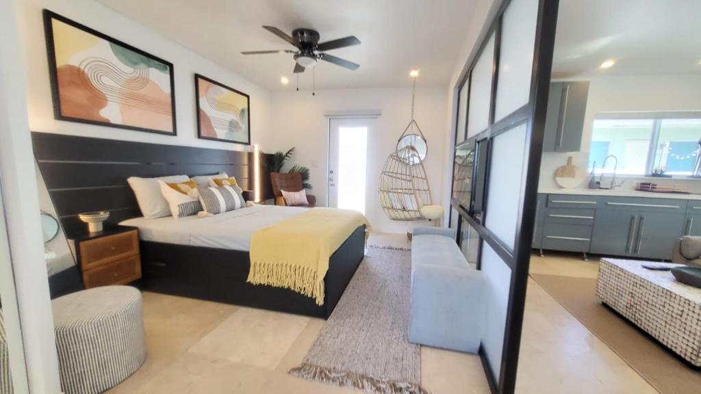 1 Schlafzimmer mit einem Kingsize-Bett und einem Badezimmer in der Unterkunft Roosevelt Corner By The Ocean in Hollywood