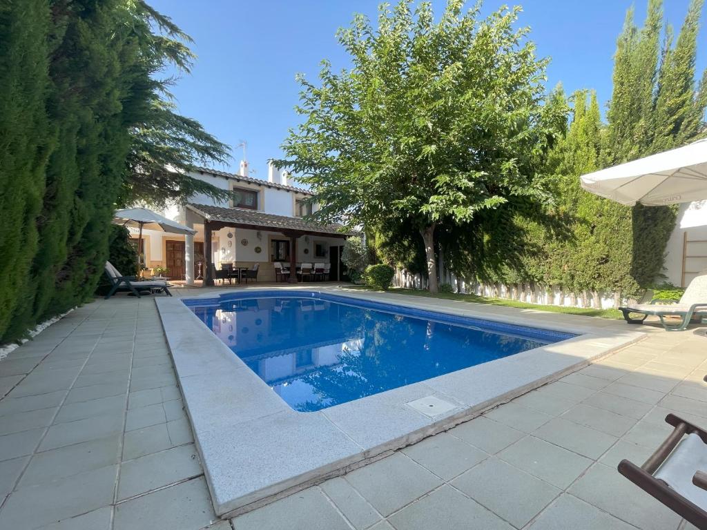 Bazén v ubytování Paraíso Villa Parchís nebo v jeho okolí