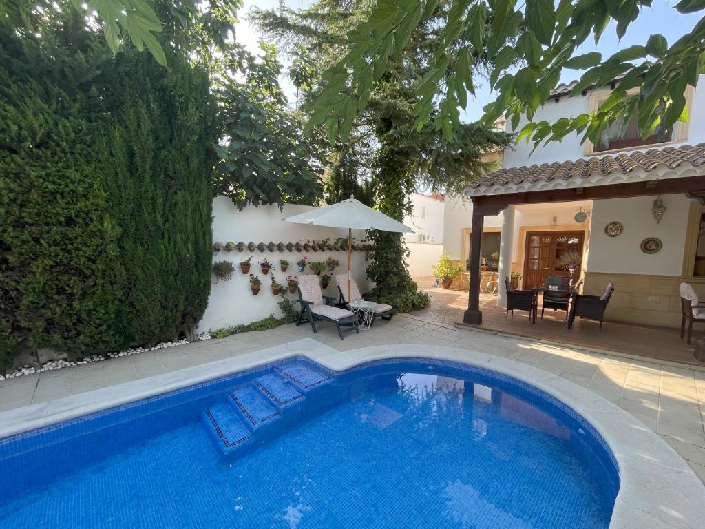 Bazén v ubytování Paraíso Villa Parchís nebo v jeho okolí