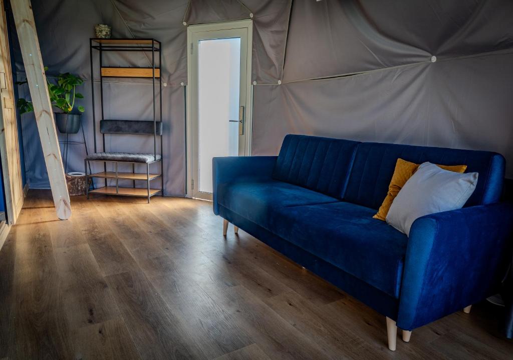 Posezení v ubytování Glamping HEN W TRAWIE