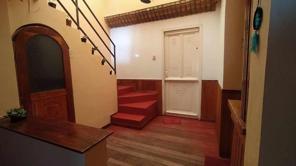 een kamer met een trap en een deur en een trap bij Habitación en lindo Apartamento in Pasto
