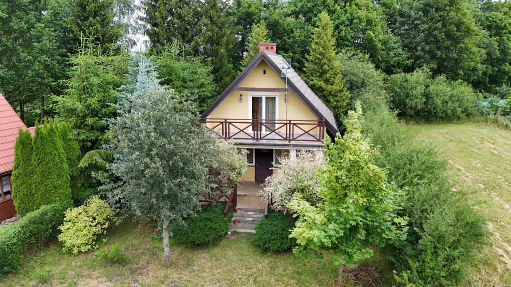an aerial view of a small house in the woods at Całoroczny dom nad Jeziorem in Rukławki