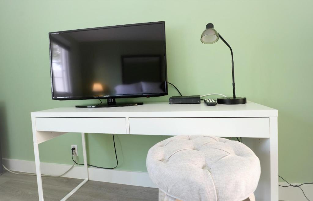 TV a/nebo společenská místnost v ubytování PRIVATE La Jolla Guest Suite