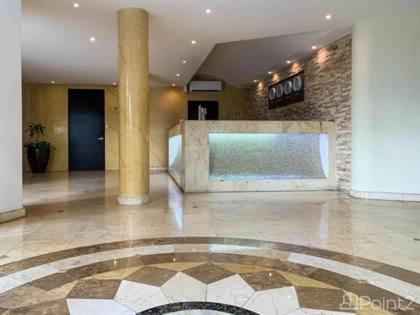 eine große Lobby mit einem Pool in der Mitte in der Unterkunft EL FARO 204 SURF two bedrooms apartment ocean front in Playa del Carmen