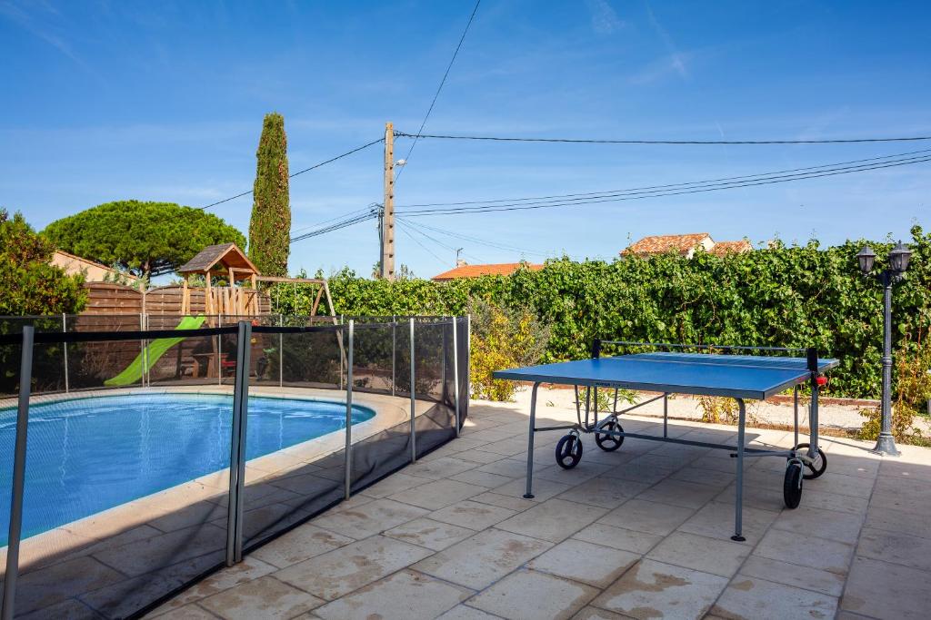 - une table de ping-pong sur une terrasse à côté de la piscine dans l'établissement Maison Roxane, à Six-Fours-les-Plages