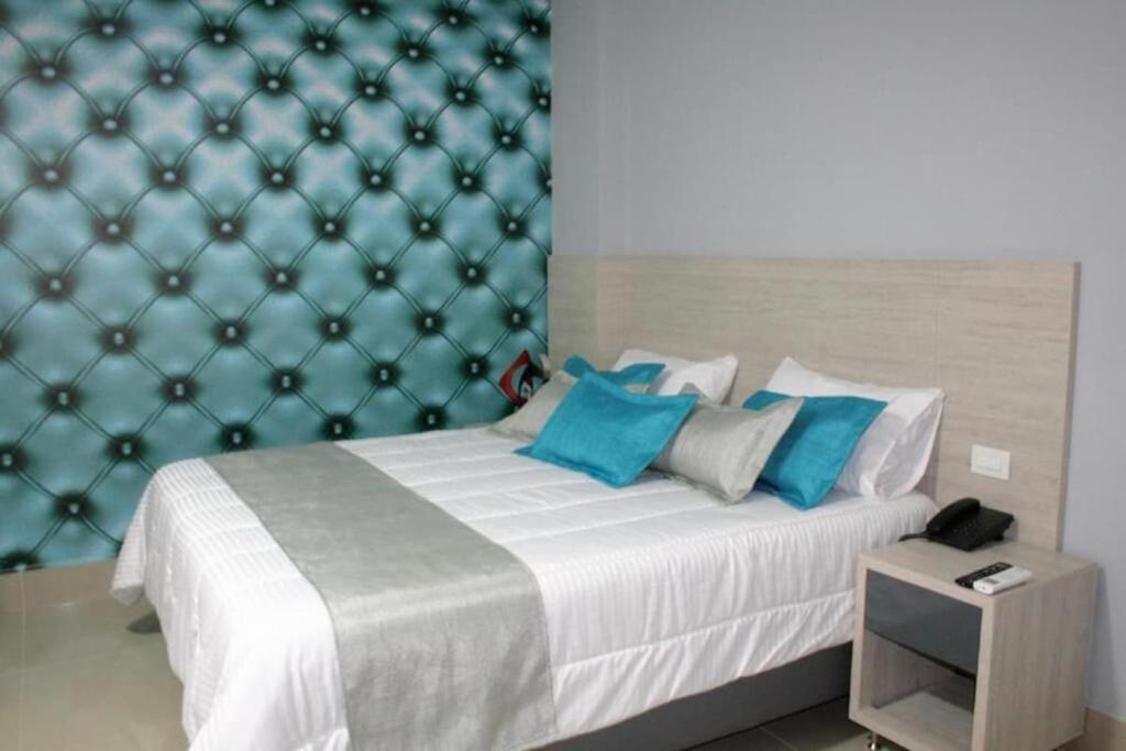 Postel nebo postele na pokoji v ubytování Hotel Lleras Express