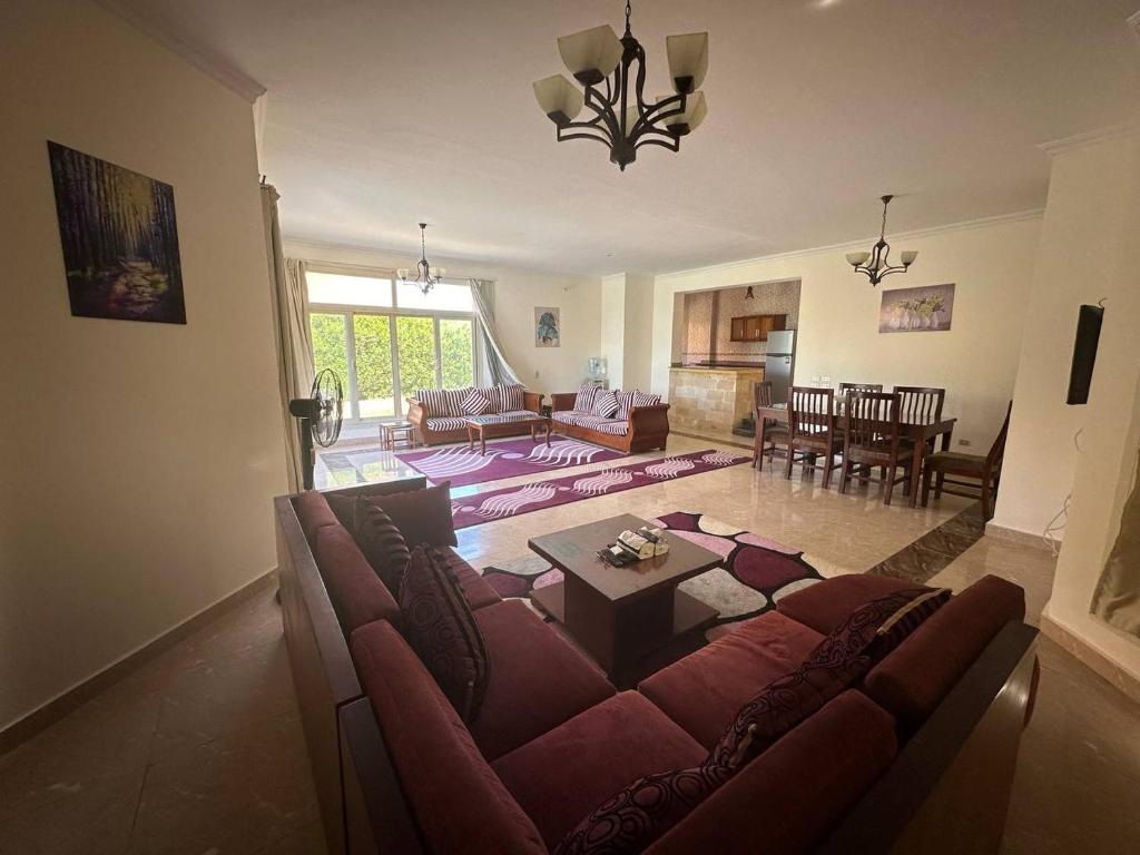 エル・アラメインにあるStand alone Villa at Blumar North coast -SIDI ABD ALRAHMANのソファとテーブルのあるリビングルーム