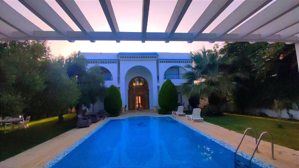 una piscina frente a una casa en Hamamat, en Hammamet Sud