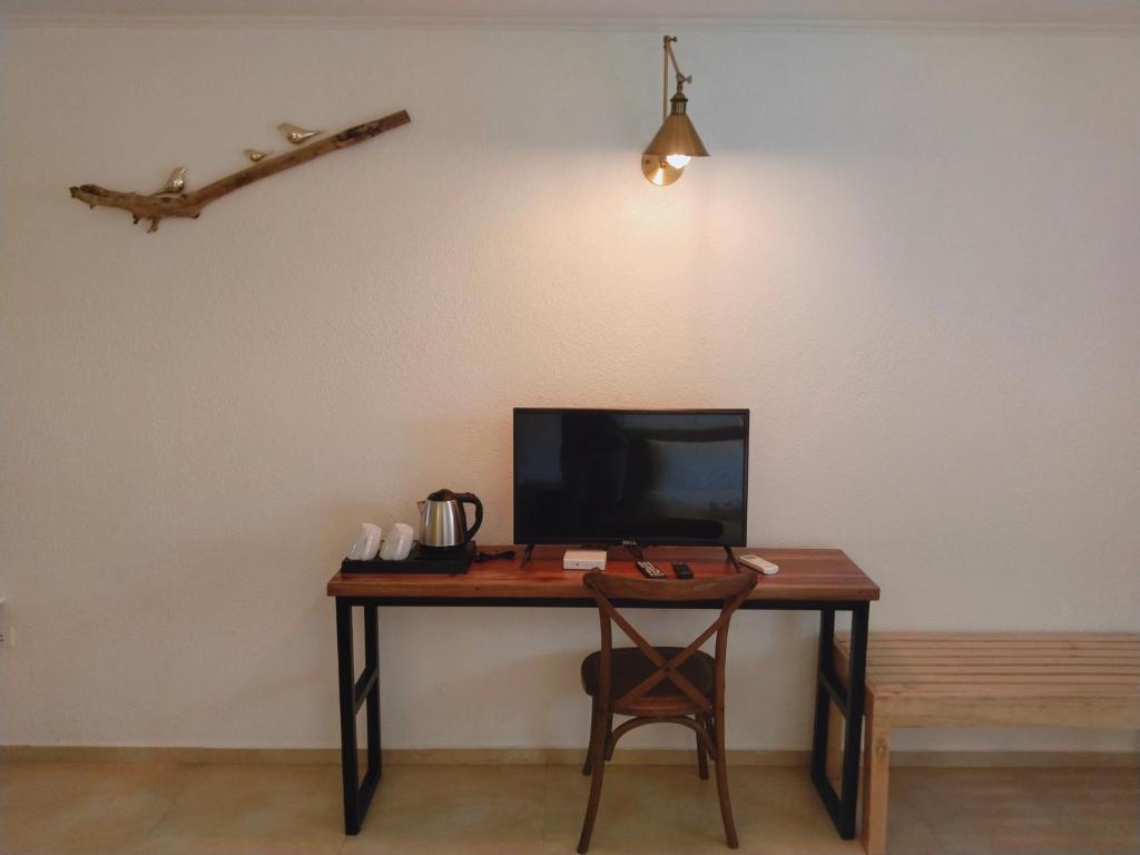 TV a/nebo společenská místnost v ubytování Alona Garden Suites