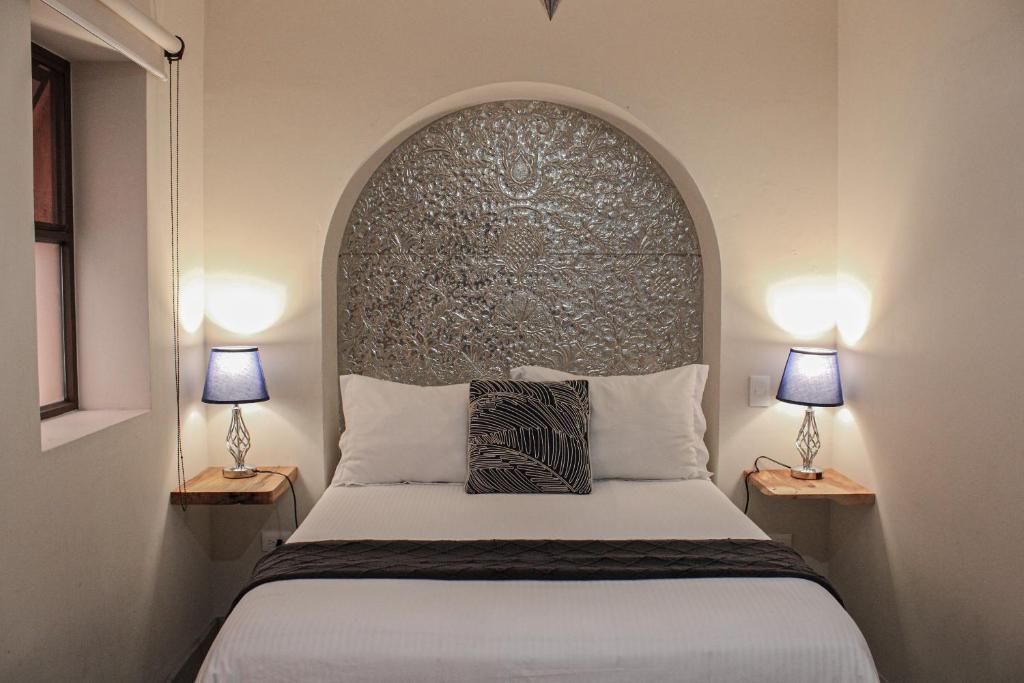 Tempat tidur dalam kamar di San Cayetano 4 with AC just a block away from the main square