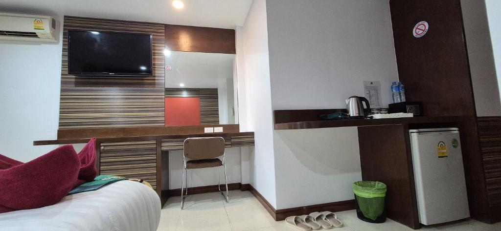 Kuchyň nebo kuchyňský kout v ubytování Patong Max Value Hotel