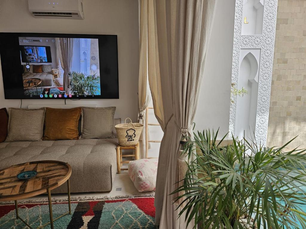 TV a/nebo společenská místnost v ubytování Riad Larbi Khalis