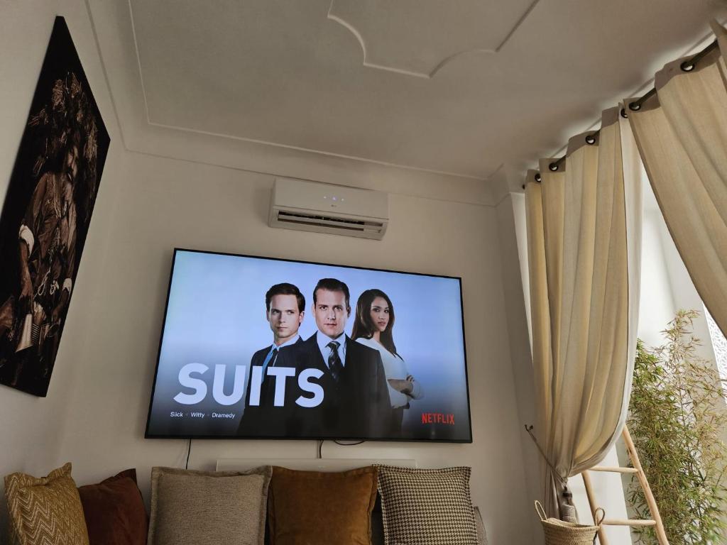 TV a/nebo společenská místnost v ubytování Riad Larbi Khalis