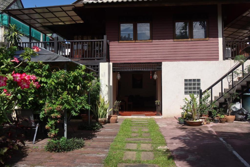 a house with a pathway leading to the front door at Banjai Garden Guesthouse in Chiang Mai