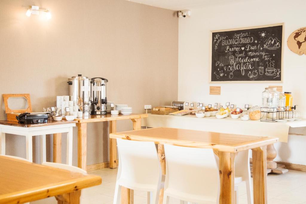 Montano Boutique Suites في إل كالافاتي: مطبخ مع طاولة و لوحة على الحائط