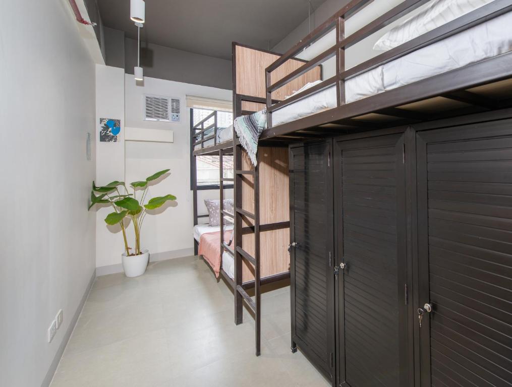 Palanda nebo palandy na pokoji v ubytování The Grid Co-Living Managed by HII